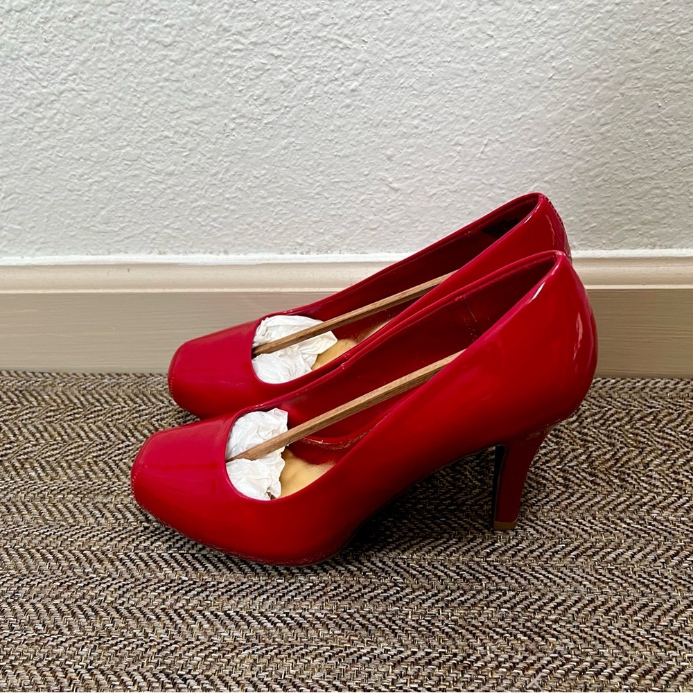 Candie's Size 6: Red Heels Classic Pump Style - Picture 3 of 7